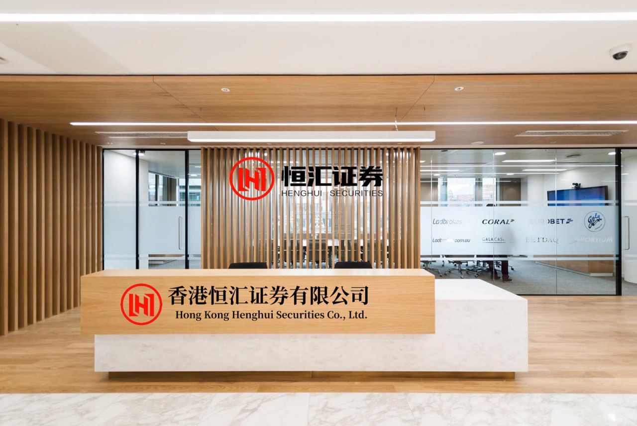 港陆证券 41岁大姐母胎单身，网恋帅和尚瞬间沉迷。3年没见过面，愣把家底全掏空了...